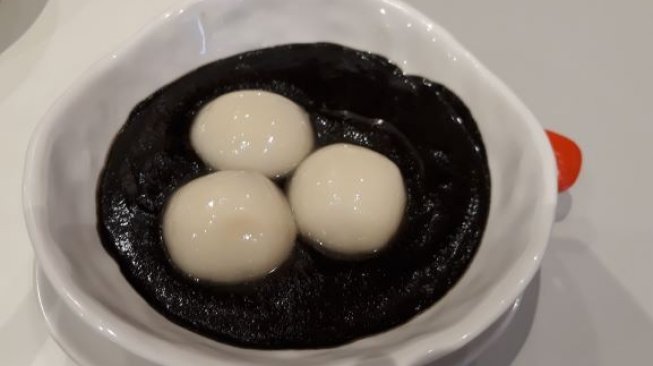 Makanan penutup di Hong Kong Sheng Kee Dessert. (Suara.com/Risna Halidi) 