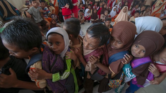 Sejumlah anak mengikuti rangkaian kegiatan pembelajaran sambil bermain pada program Pengurangan Risiko Bencana pada Anak di SD Inpres 2 Sibedi, Sigi, Sulawesi Tengah, Sabtu (23/2).   [ ANTARA FOTO/Basri Marzuki]