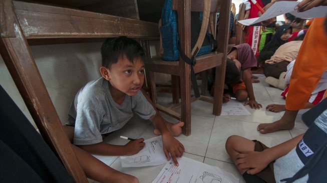 Sejumlah anak mengikuti rangkaian kegiatan pembelajaran sambil bermain pada program Pengurangan Risiko Bencana pada Anak di SD Inpres 2 Sibedi, Sigi, Sulawesi Tengah, Sabtu (23/2).   [ ANTARA FOTO/Basri Marzuki]