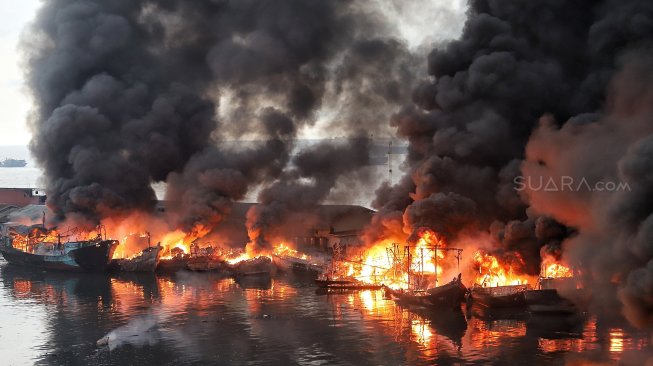 Sejumlah kapal nelayan habis terbakar dilalap api di Pelabuhan Muara Baru, Jakarta, Sabtu (23/2/2019).