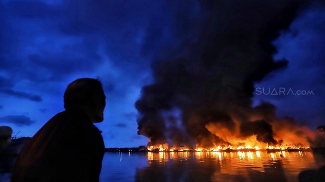 Sejumlah kapal nelayan terbakar di Pelabuhan Muara Baru, Jakarta, Sabtu (23/2/2019).