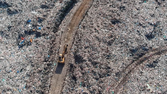 Foto udara kawasan Tempat Pembuangan Akhir (TPA) Air Dingin di Kota Padang, Sumatera Barat, Sabtu (23/2). [ANTARA FOTO/Iggoy el Fitra]