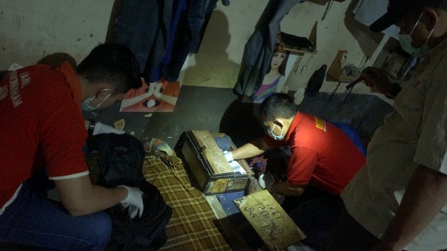 Petugas BNN dan sipir menggeledah ruang tahanan (sel) narapidana kasus narkoba di Lembaga Pemasyarakatan Klas IIB Tulungagung, Tulungagung, Jawa Timur, Jumat (22/2). [ANTARA FOTO/Destyan Sujarwoko]