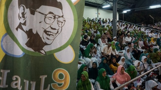 Puluhan ribu orang dari berbagai daerah hadir mengikuti acara Haul Gus Dur atau KH Abdurrahman Wahid yang ke-9 di Stadion Sriwedari Solo, Jawa Tengah, Sabtu malam (23/2/2019). [Antara//Mohammad Ayudha]