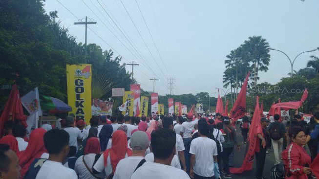 Arus lalu lintas menuju Sentul International Convention Center (SICC), Bogor terpantau padat membuat relawan Jokowi - Maruf memutuskan untuk berjalan kaki ke lokaso acara. (Suara.com/Tyo)