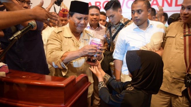 Ingin Jadi Militer, Bocah 8 Tahun Salam Dua Jari dan Berikan Ini ke Prabowo