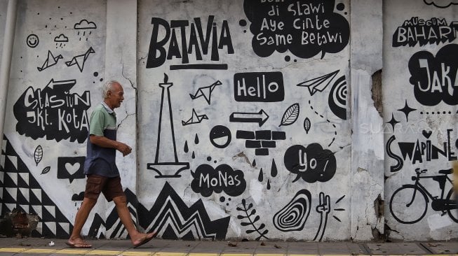 Warga melintas di depan mural kawasan Berok, Penjaringan, Jakarta Utara, Minggu (24/2). [Suara.com/Muhaimin A Untung]