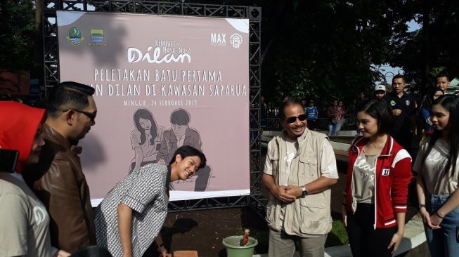 Peletakan batu pertama Dilan Corner di Taman Saparua, Bandung, Jawa Barat, Minggu (24/2/2019). (Suara.com/Wahyu Tri Laksono)