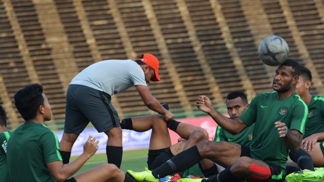 Pemain Timnas U-22 Marinus Wanewar (kanan) memainkan bola di sela latihan menjelang pertandingan Semi Final Sepak Bola AFF U-22 di Stadion Nasional Olimpiade, Phnom Penh, Kamboja, Sabtu (23/2). ANTARA FOTO/Nyoman Budhiana/foc.