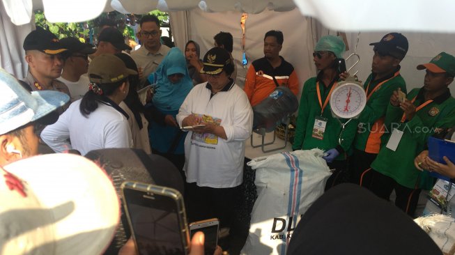 Dua Jam Bersihkan Sampah di Kendal, Menteri LHK Kumpulkan 100 Kg