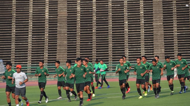 Pemain Timnas U-22 melakukan pemanasan dalam latihan menjelang pertandingan Semi Final Sepak Bola AFF U-22 di Stadion Nasional Olimpiade, Phnom Penh, Kamboja, Sabtu (23/2). ANTARA FOTO/Nyoman Budhiana