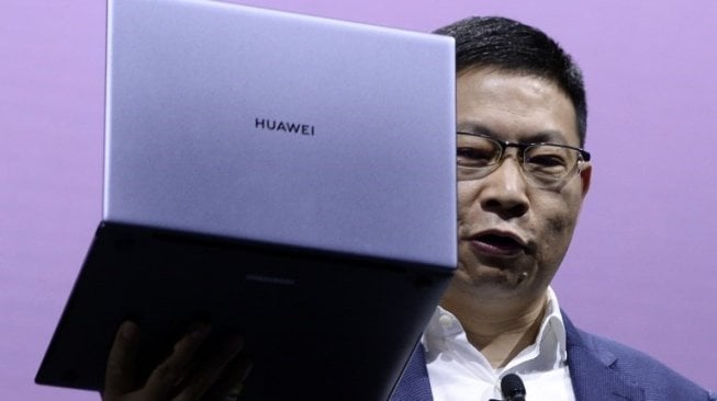 CEO Huawei, Richard Yu memperkenalkan MateBook X Pro di ajang Mobile World Congress (MWC) di Barcelona, Spanyol. [AFP/Josep Lago]