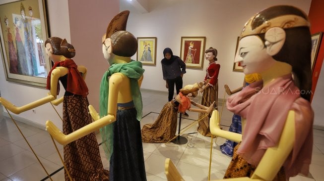 Pengunjung melihat pameran yang bertajuk "Cinta Untuk Indonesia" di Galeri Nasional, Jakarta, Senin (25/2).  [Suara.com/Muhaimin A Untung]