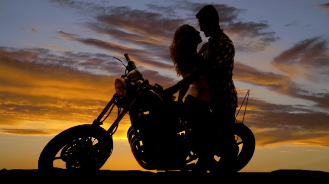 Ilustrasi pasangan dan motor [Shutterstock].