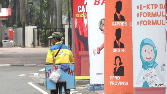 Pernak-pernik pemilu 2019 menghiasi depan trotoar Kementerian Komunikasi dan informatika di Jakarta Pusat, Senin (25/2). [Suara.com/Fakhri Hermansyah]