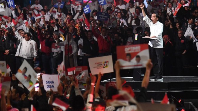 Capres nomor urut 01 Joko Widodo menyampaikan pidato pada acara Konvensi Rakyat di Sentul, Bogor, Jawa Barat, Minggu (24/2). [ANTARA FOTO/Akbar Nugroho Gumay]