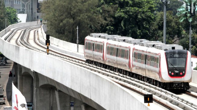 Uji coba Light Rail Transit (LRT) rute Velodrome-Kelapa Gading di Jakarta, Senin (25/2). [Suara.com/Fakhri Hermansyah]