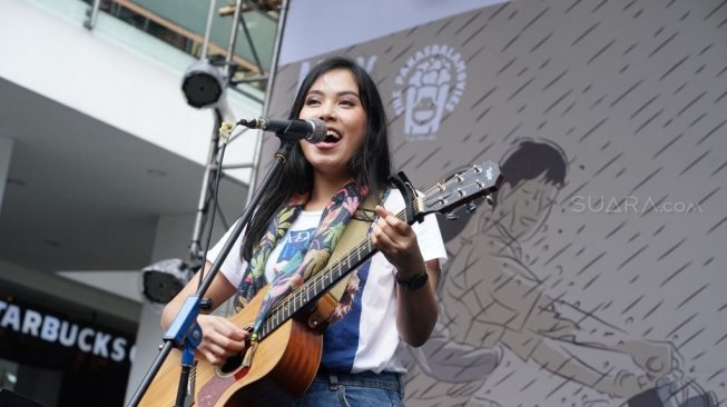 Pengisi soundtrack Dilan 1991, Ghaitsa Kenang, di Cihampelas Walk Jawa Barat, Minggu (24/2/2019). [Wahyu Tri Laksono/Suara.com]