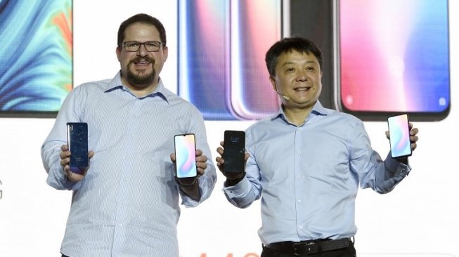 Cristiano Amon (Ki), President Qualcomm bersama Wang Xiang (Ka), Global Senior Vice President Xiaomi saat memperkenalkan Xiaomi Mi Mix 3 5G dalam ajang Mobile World Congress (MWC) di Barcelona, Spanyol. [Lluis Gene/AFP]