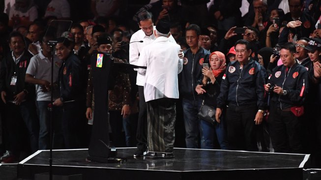 Capres nomor urut 01 Joko Widodo bersama cawapresnya Ma'ruf Amin menghadiri acara Konvensi Rakyat di Sentul, Bogor, Jawa Barat, Minggu (24/2). [ANTARA FOTO/Akbar Nugroho Gumay]