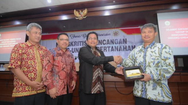 DPR dan UGM dalam diskusi &quot;Mengkritisi Rancangan Undang-Undang Pertanahan&quot;, di Gedung Fakultas Hukum UGM, Daerah Istimewa Yogyakarta, Kamis (21/2/2019). (Dok: DPR)