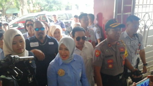 Istri cawapres Sandiaga Uno, Nur Asia Uno saat besuk Ahmad Dhani di Rutan Medaen. (Suara,com/Ali)