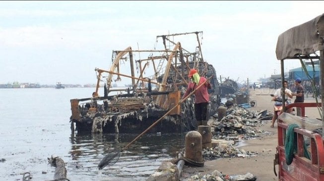 Petugas Terbatas, Warga Bantu Bersihkan Puing Kebakaran di Muara Baru