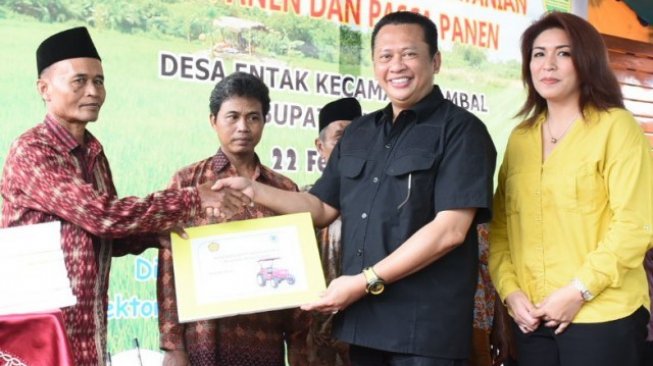 Ketua DPR Serahkan Bantuan Alat Pertanian bagi Petani Kebumen