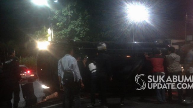 Mini Bus Terguling Usai Hantam Pembatas Jalan di Depan Mapolres Sukabumi