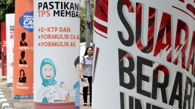 Pernak-pernik pemilu 2019 menghiasi depan trotoar Kementerian Komunikasi dan informatika di Jakarta Pusat, Senin (25/2). [Suara.com/Fakhri Hermansyah]