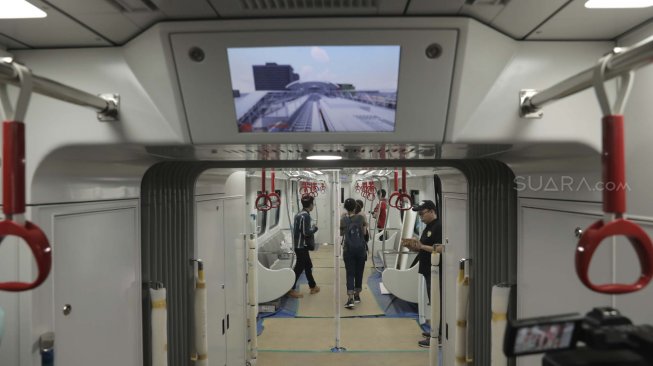 Uji coba Light Rail Transit (LRT) rute Velodrome-Kelapa Gading di Jakarta, Senin (25/2). [Suara.com/Fakhri Hermansyah]