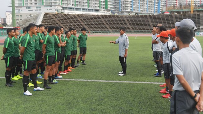 Pelatih Timnas U-22 Indra Sjafri memberi arahan kepada pemain dalam latihan menjelang pertandingan babak Final Sepak Bola AFF U-22 di Stadion Nasional Olimpiade, Phnom Penh, Kamboja, Senin (25/2). [ANTARA FOTO/Nyoman Budhiana]