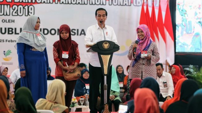 Ke Cilacap, Jokowi Bagikan Bansos PKH dan BPNT ke 1.257 Keluarga