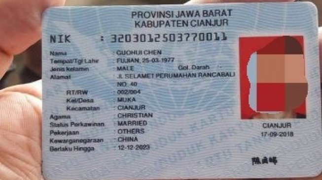 Sebuah foto yang menunjukkan e-KTP dengan identitas warga asing beredar luas di media sosial. (Twitter)