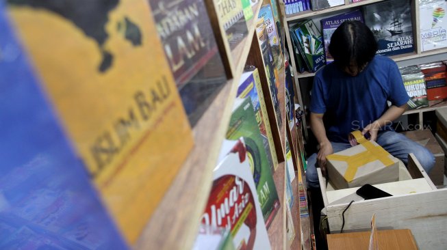 Suasana di sentra penjualan buku murah di Blok M Square, Jakarta, Selasa (26/2).  [Suara.com/Arief Hermawan P]
