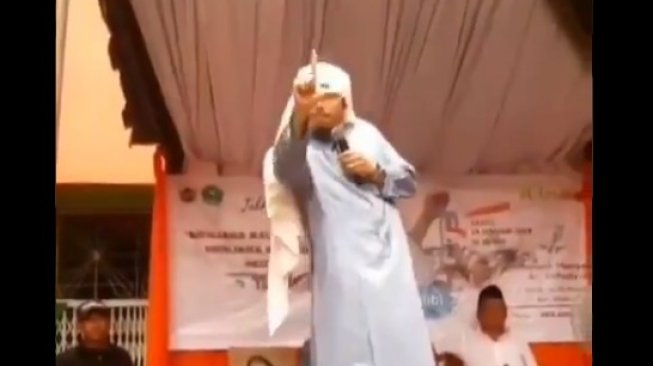 Viral Video Ustadz Ceramah Salam 2 Jari di Hadapan Anak SD