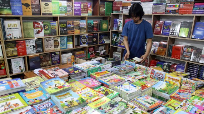 Suasana di sentra penjualan buku murah di Blok M Square, Jakarta, Selasa (26/2).  [Suara.com/Arief Hermawan P]