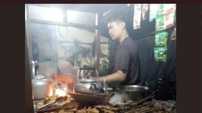 Penjual Angkringan Mirip Ahmad Dhani, Hadapi Pelanggan dengan Senyuman