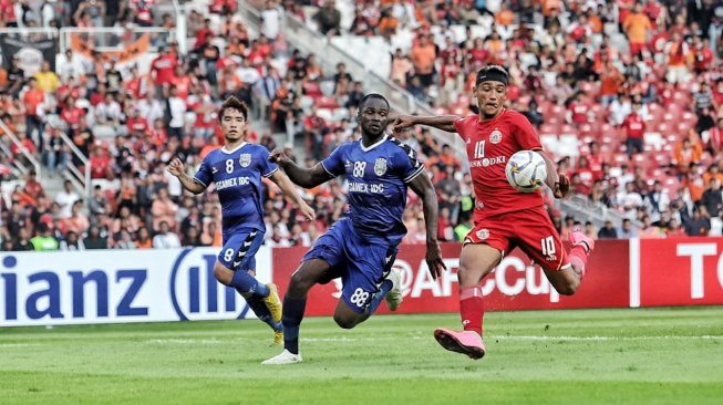 Pesepakbola Persija Jakarta, Bruno Matos berusaha melewati Ali Rabo saat laga matchday 1 Grup G Piala AFC 2019 kontra Becamex Binh Duong di Stadion Utama Gelora Bung Karno, Senayan, Jakarta, Selasa (26/2). [Suara.com/Muhaimin A Untung]