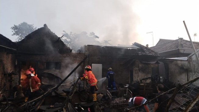 Duaarr... Ada Ledakan di Dekat Bengkel Motor, Api Berkobar Bakar Rumah