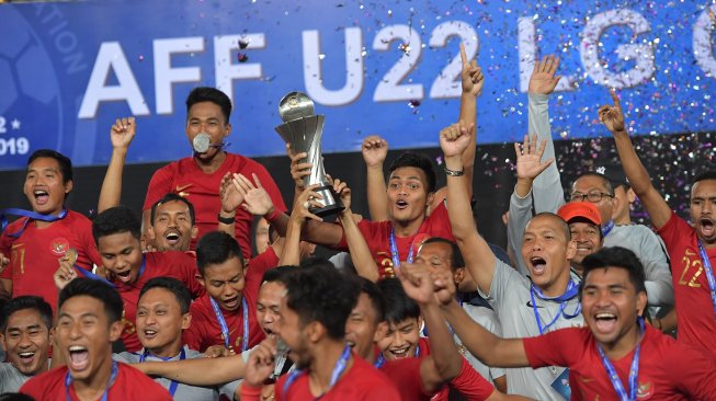 Pemain Timnas U-22 merayakan kemenangan seusai pertandingan final Piala AFF U-22 2019 di Stadion Nasional Olimpiade Phnom Penh, Kamboja, Selasa (26/2). [ANTARA FOTO/Nyoman Budhiana]