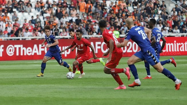 Pesepakbola Persija Jakarta, Ramdani Lestaluhu beraksi melewati pesepakbola Becamex Binh Duong saat laga matchday 1 Grup G Piala AFC 2019 kontra Becamex Binh Duong di Stadion Utama Gelora Bung Karno, Senayan, Jakarta, Selasa (26/2). [Suara.com/Muhaimin A Untung]