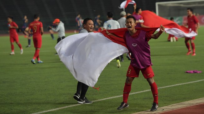 Pemain Timnas U-22 merayakan kemenangan seusai pertandingan final Piala AFF U-22 2019 di Stadion Nasional Olimpiade Phnom Penh, Kamboja, Selasa (26/2). [ANTARA FOTO/Nyoman Budhiana]