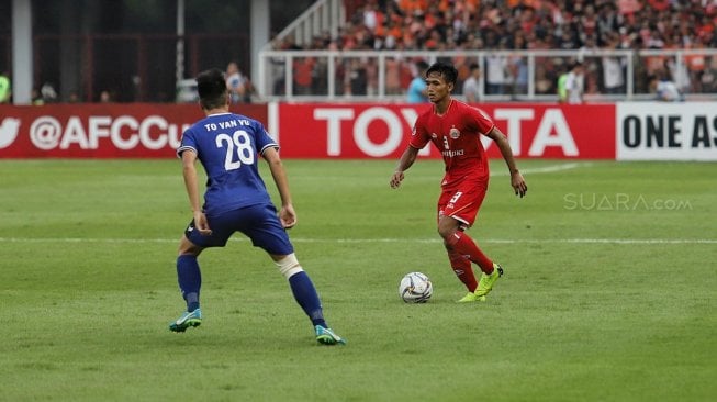 Pesepakbola Persija Jakarta, Dany Saputra dihalau pesepakbola Becamex Binh Duong, To Van Vu saat laga matchday 1 Grup G Piala AFC 2019 kontra Becamex Binh Duong di Stadion Utama Gelora Bung Karno, Senayan, Jakarta, Selasa (26/2). [Suara.com/Muhaimin A Untung]