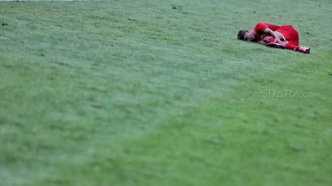 Gelandang serang Persija Jakarta, Bruno Matos terjatuh pada laga matchday 1 Grup G Piala AFC 2019 kontra Becamex Binh Duong di Stadion Utama Gelora Bung Karno, Senayan, Jakarta, Selasa (26/2). [Suara.com/Muhaimin A Untung]