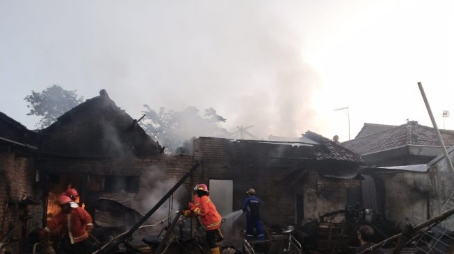 Terdengar Bunyi Ledakan, Rumah dan Bengkel Motor Hangus Terbakar