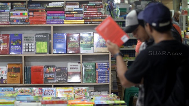 Suasana di sentra penjualan buku murah di Blok M Square, Jakarta, Selasa (26/2).  [Suara.com/Arief Hermawan P]
