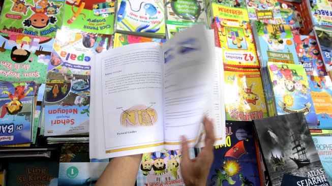 Suasana di sentra penjualan buku murah di Blok M Square, Jakarta, Selasa (26/2).  [Suara.com/Arief Hermawan P]
