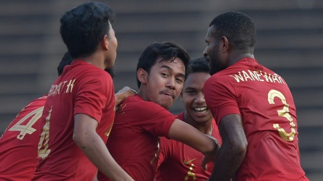 Gelandang andalan Timnas Indonesia U-22, Muhammad Luthfi Kamal (tengah) merayakan golnya bersama rekan-rekannya. [ANTARA FOTO/Nyoman Budhiana]