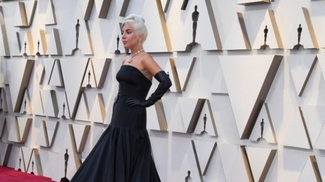 Selebriti dengan Penampilan Tak Biasa di Oscar 2019. (Mark Ralston/AFP)